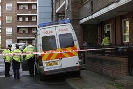 Policisté v John Wilson Street ve východolondýnské čtvrti Woolwich.