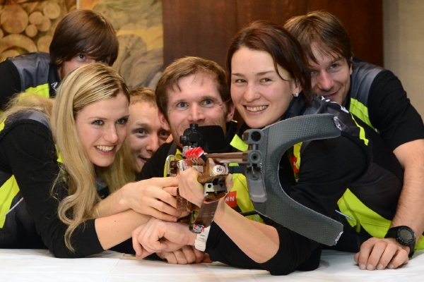 Česká biatlonová elita: zleva Jaroslav Soukup, Gabriela Soukalová, Ondřej Moravec, Michal Šlesingr, Veronika Vítková, Zdeněk Vítek.