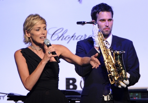 Aukci moderovala Sharon Stone.