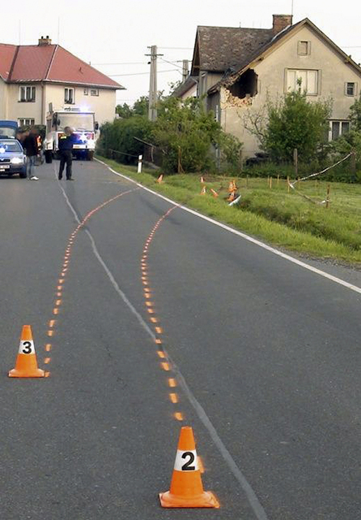 Stopy jízdy auta, které najelo na krajnici a vymrštilo se do vzduchu.
