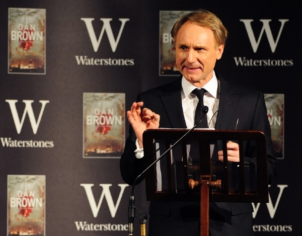 Dan Brown představuje knihu Inferno.