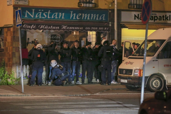 Policisté prohledávají původce nepokojů ve Stockholmu.