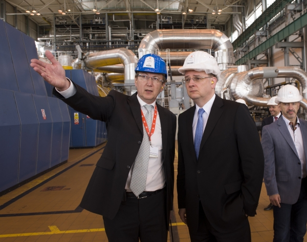 Zástupce Jaderné elektrárny Temelín Jan Kruml (vlevo) doprovází 24. května premiéra Petra Nečase na exkurzi u turbosoustrojí v prvním bloku elektrárny. Zástupce Jaderné elektrárny Temelín Jan Kruml (vlevo) doprovází 24. května premiéra Petra Nečase na exkurzi u turbosoustrojí v prvním bloku elektrárny.