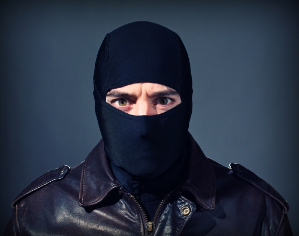 Dva ozbrojení a maskovaní lupiči přepadli v noci na pátek v Chýni u Prahy vozidlo bezpečnostní agentury (ilustrační foto).