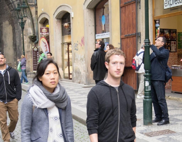 Mark Zuckerberg s manželkou na návštěvě Prahy. Mark Zuckerberg s manželkou na návštěvě Prahy.
