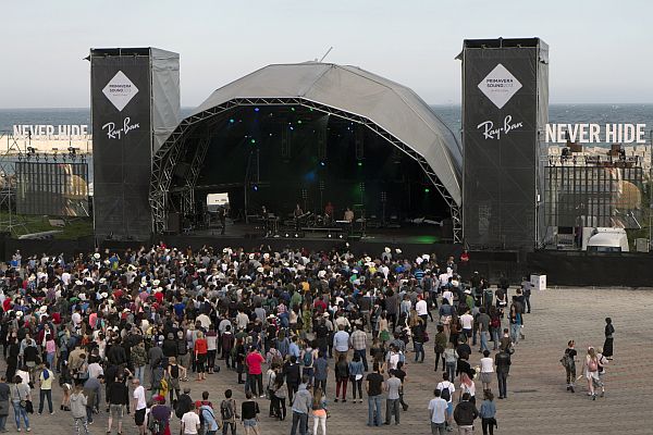 Festival se koná přímo na břehu moře.