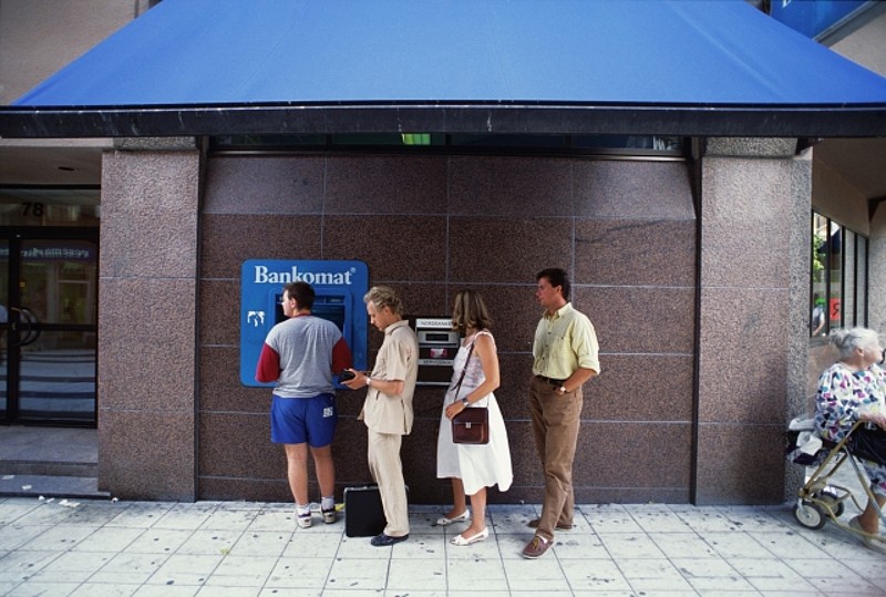 Bankomat v roce 2001.