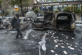 Následky řádění rozzuřených obyvatel Stockholmu.