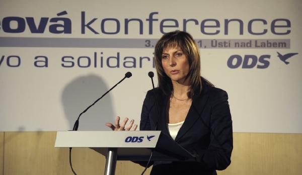Poslankyně ODS Ivana Řápková dříve působila jako primátorka problematického Chomutova. Také se o ní hovořilo ve spojitosti s pochybným studiem práv v Plzni. Poslankyně ODS Ivana Řápková dříve působila jako primátorka problematického Chomutova. Také se o ní hovořilo ve spojitosti s pochybným studiem práv v Plzni.