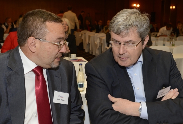 Josef Dobeš a předseda České unie sportu Miroslav Jansta. Josef Dobeš a předseda České unie sportu Miroslav Jansta.