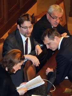 Karolína Peake, Josef Dobeš a Vít Bárta.