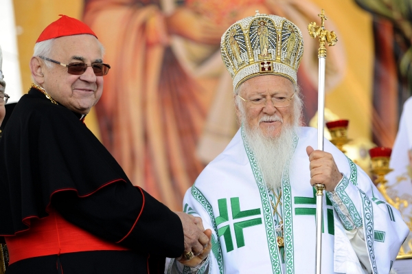 Konstantinopolský patriarcha Bartoloměj, považovaný za nejvyšší autoritu pravoslavné církve, vedl 25. května v Mikulčicích na Hodonínsku bohoslužbu u příležitosti oslav 1150. výročí příchodu věrozvěstů a moravských duchovních patronů Cyrila a Metoděje. Vlevo je kardinál Miloslav Vlk. Konstantinopolský patriarcha Bartoloměj, považovaný za nejvyšší autoritu pravoslavné církve, vedl 25. května v Mikulčicích na Hodonínsku bohoslužbu u příležitosti oslav 1150. výročí příchodu věrozvěstů a moravských duchovních patronů Cyrila a Metoděje. Vlevo je kardinál Miloslav Vlk.