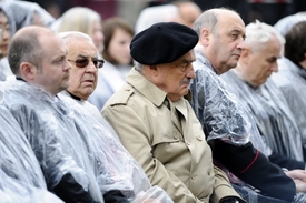 Zleva jsou jihomoravský hejtman Michal Hašek, kardinál Miloslav Vlk, ministr zahraničních věcí Karel Schwarzenberg, arcibiskup Jan Graubner a biskup Vojtech Cikrle.
