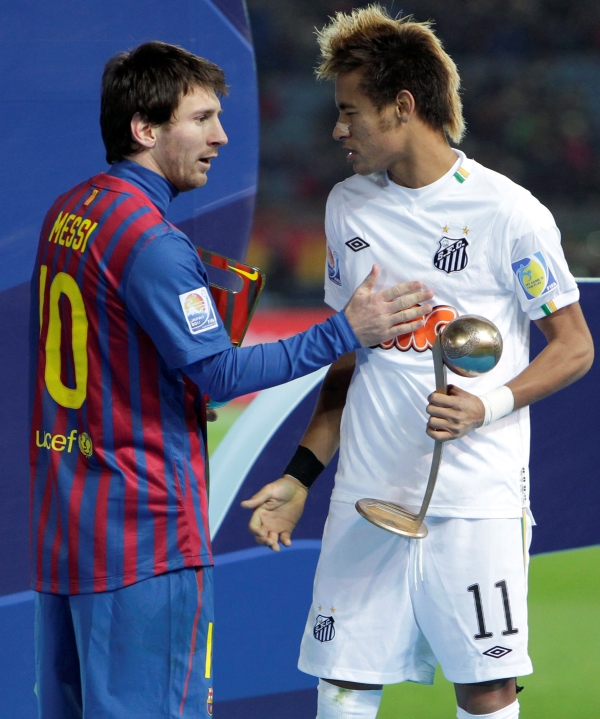 Brazilský fotbalista Neymar (vpravo) se v Barceloně potká s hvězdným Argentincem Messim.
