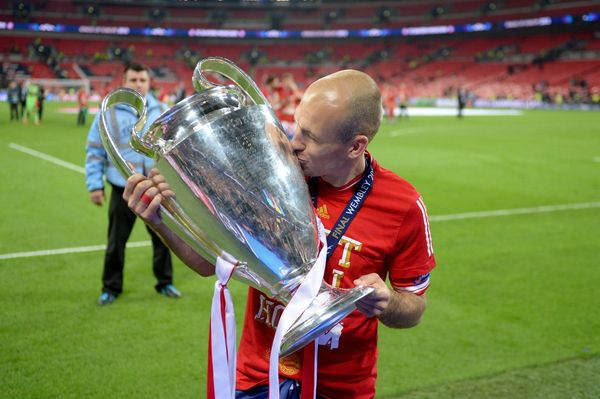 Arjen Robben s trofejí pro vítěze Ligy mistrů.