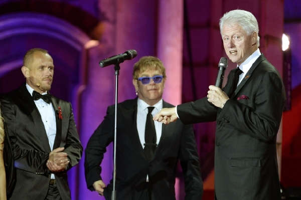 Zakladatel plesu Gery Keszler (vlevo), zpěvák Elton John (uprostřed) a bývalý americký prezident Bill Clinton.