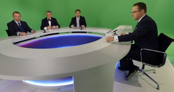 Zleva předseda klubu pražských zastupitelů ČSSD Miroslav Poche, bývalý primátor Prahy Bohuslav Svoboda (ODS) a náměstek pověřený výkonem funkce pražského primátora Tomáš Hudeček (TOP 09) ve studiu České televize v Praze, kde 26. května vystoupili v diskuzním pořadu Otázky Václava Moravce. Vpravo na snímku je moderátor Václav Moravec.