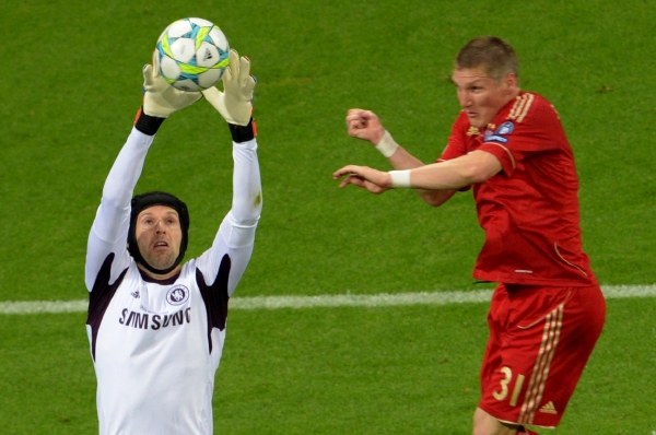 Petr Čech (vlevo) a Bastian Schweinsteiger.