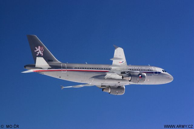 Během letu prasklo Airbusu 319 čelní sklo.