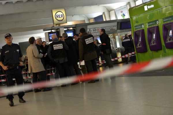 Police ve Francii pátrá po útočníkovi, který bodl do krku vojáka.