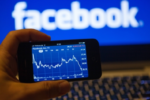Mobilní telefon se softwarem Facebooku Home vyrábí tchajwanská firma HTC (ilustrační foto). Mobilní telefon se softwarem Facebooku Home vyrábí tchajwanská firma HTC (ilustrační foto).