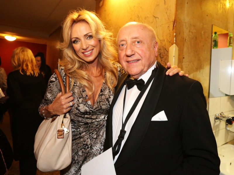 Felix Slováček a Kateřina Brožová na oslavě jeho sedmdesátin.