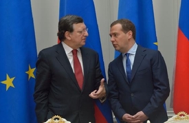Šéf EK Barroso (vlevo) a ruský premiér Medveděv.