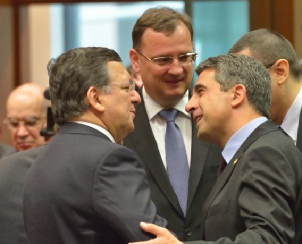 Premiér Nečas (uprostřed) s šéfem EK Barrosem (vlevo) a bulharským prezidentem Plevnelievem (ilustrační foto). Premiér Nečas (uprostřed) s šéfem EK Barrosem (vlevo) a bulharským prezidentem Plevnelievem (ilustrační foto).