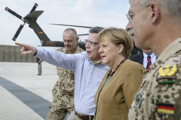 Thomas de Maizière a Angela Merkelová na nečekané návštěvě Afghánistánu.