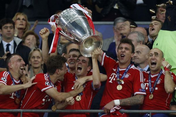 Skuteční hráči Bayernu s trofejí.