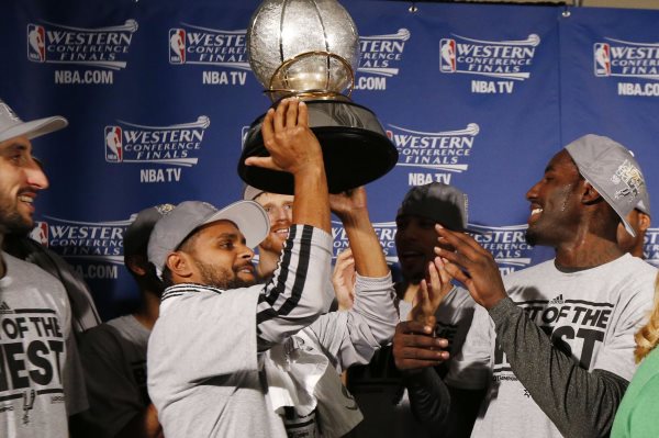 Basketbalisté San Antonia jsou prvními finalisty NBA. Basketbalisté San Antonia jsou prvními finalisty NBA.