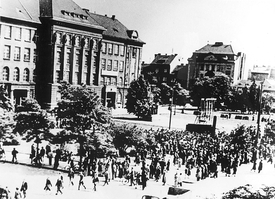 Měnová reforma způsobila mnoho osobních tragédií. V Plzni a několika dalších městech vyšli lidé protestovat do ulic, ničili obrazy Stalina a Klementa Gottwalda.