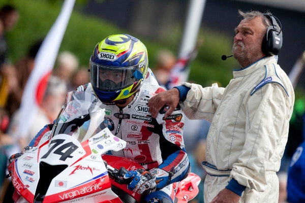 Motocyklový jezdec Jošinari Macušita nepřežil pád v pondělní kvalifikační jízdě při proslulé Tourist Trophy na ostrově Man. Motocyklový jezdec Jošinari Macušita nepřežil pád v pondělní kvalifikační jízdě při proslulé Tourist Trophy na ostrově Man.