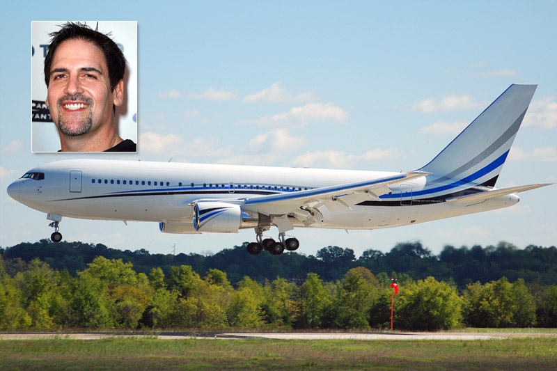 Vlastním Boeingem 767-277 se může pochlubit americký byznysmen, investor a filantrop Mark Cuban. Miliardář je majitelem basketbalového týmu Dallas Mavericks a v jeho letounu jsou údajně sedadla přizpůsobena tak, aby se do nich pohodlně vešli i ti nejvyšší hráči světoznámé NBA. (Foto: shutterstock.com) Vlastním Boeingem 767-277 se může pochlubit americký byznysmen, investor a filantrop Mark Cuban. Miliardář je majitelem basketbalového týmu Dallas Mavericks a v jeho letounu jsou údajně sedadla přizpůsobena tak, aby se do nich pohodlně vešli i ti nejvyšší hráči světoznámé NBA. (Foto: shutterstock.com)