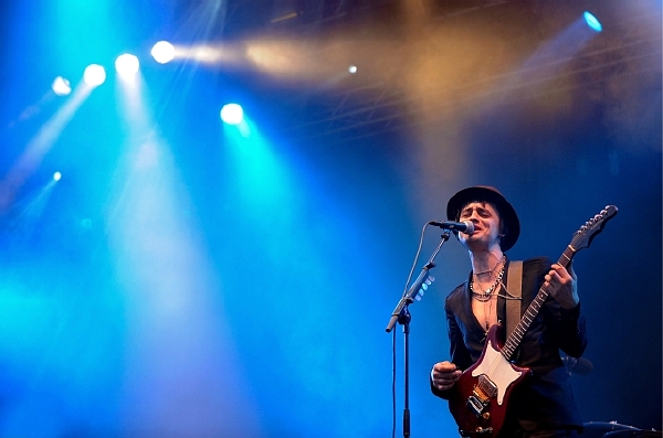 Pete Doherty neustále znovu a znovu naplňuje svou pověst "nejhůře řízené střely minimálně v britském hudebním showbyznysu." Pete Doherty neustále znovu a znovu naplňuje svou pověst "nejhůře řízené střely minimálně v britském hudebním showbyznysu."