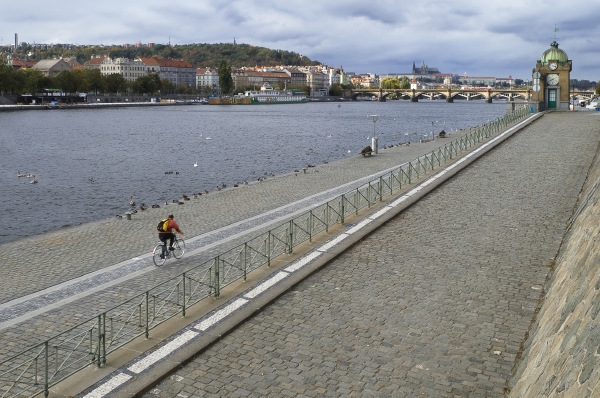 Praha chce cyklistům usnadnit pohyb podél Vltavy (ilustrační foto).