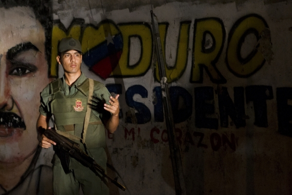 Voják hlídá v caracaské ulici, kriminalita je ve Venezuele vážný problém.