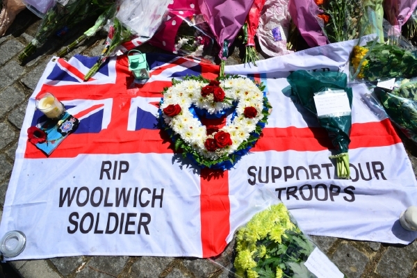 Takto vypadá místo, kde byl zabit britský voják Lee Rigby.