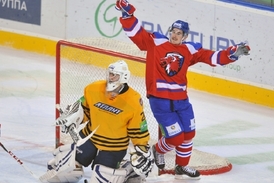 Během výluky NHL hrál Červenka i KHL za pražského Lva.