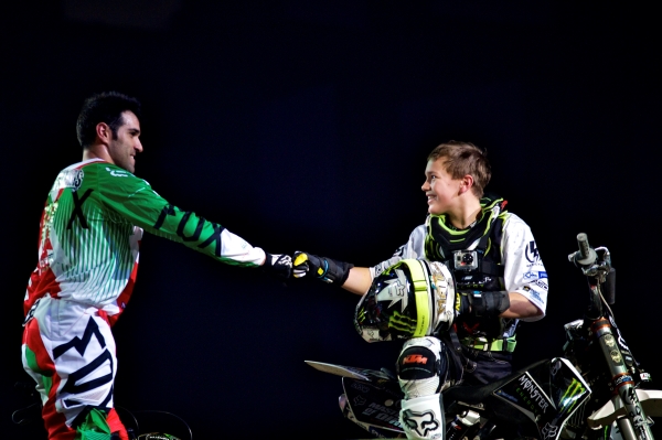 Matěj Česák (vpravo) slýchává uznání od hvězd freestyle motokrosu.