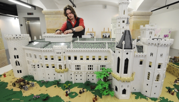Výstavě dominuje česká architektura, například zámek Hluboká.