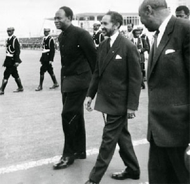 Etiopský císař vítá politiky před zakládající konferencí OAU roku 1963.