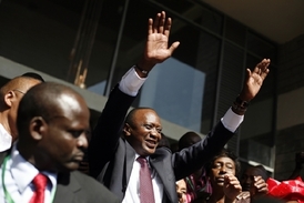Tahanice o Uhuru Kenyattu. Na snímku volby březen 2013.