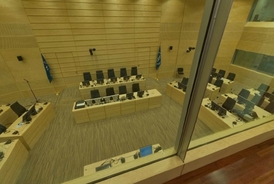 Prázdná jednací síň soudu ICC.