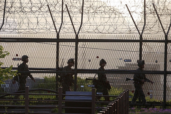 Uprchlíci ze Severní Koreje obvykle nejprve cestují do Číny a pak pokračují přes další země jihovýchodní Asie do Thajska. Odtud se s pomocí jihokorejských diplomatů dostávají do Soulu.