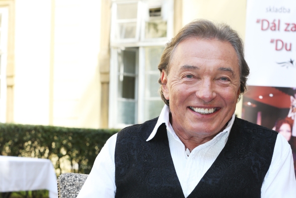 Karel Gott obvykle vystupuje na jiných akcích... Karel Gott obvykle vystupuje na jiných akcích...