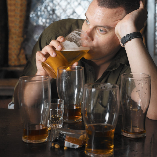 Mnoho lidí svou lásku k alkoholu nezvládá. Vzniku závislosti jde podle lékařů předcházet. Mnoho lidí svou lásku k alkoholu nezvládá. Vzniku závislosti jde podle lékařů předcházet.