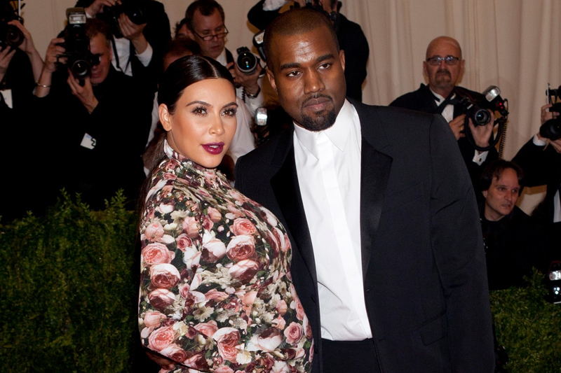 Americký producent a raper Kanye West odloudil od muže televizní celebritu Kim Kardashianovou (na snímku), která s ním čeká dítě. Zřejmě jí vyhovuje jeho apetit víc než náruživost jejího zákonného manžela Krise Humphriese. Americký producent a raper Kanye West odloudil od muže televizní celebritu Kim Kardashianovou (na snímku), která s ním čeká dítě. Zřejmě jí vyhovuje jeho apetit víc než náruživost jejího zákonného manžela Krise Humphriese.