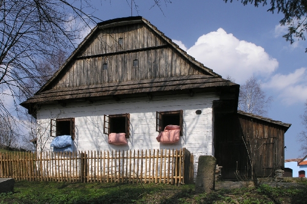 Lidí, kteří se natrvalo stěhují do chatových oblastí, stále přibývá (ilustrační foto).
