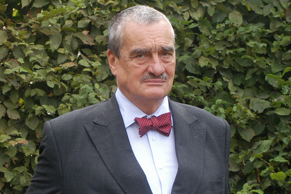 Ministr zahraničí Karel Schwarzenberg se snaží napravit vztahy s Ázerbájdžánem. Ministr zahraničí Karel Schwarzenberg se snaží napravit vztahy s Ázerbájdžánem.